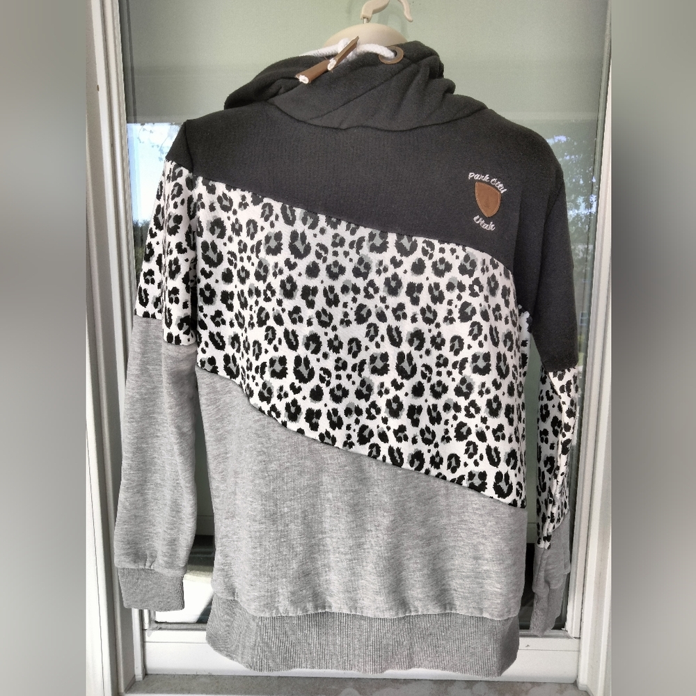 Women's "High Camp Outfitters" Black/Grey Cheetah Print Hooded Pullover. Size L